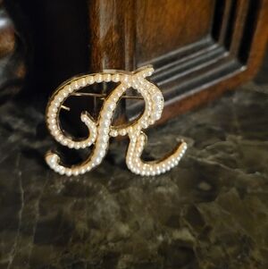 Pearl-Embellished Script 'R' Brooch - Gold Tone